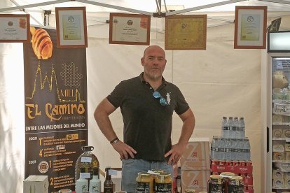 El ingeniero agrónomo Manuel Garrido Barros con sus mieles en una feria. / L.P.