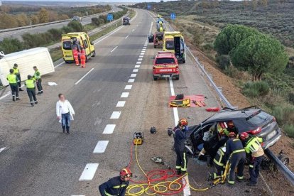 Accidente de tráfico entre un turismo y una furgoneta en la A-6 a su paso por Brazuelo (León) en el que fallece una mujer de 45 años y tres personas resultan heridas.- ICAL