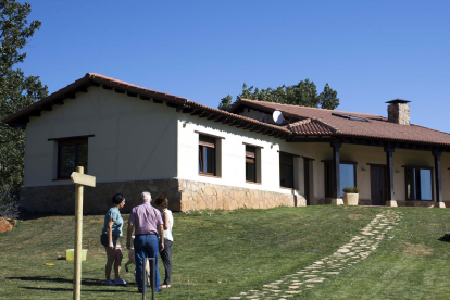 Imagen de archivo de turistas en una casa rural. -ICAL.