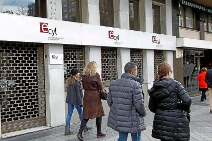 Oficina de Empleo del Ecyl en la plaza de Poniente en Valladolid. J. M. LOSTAU