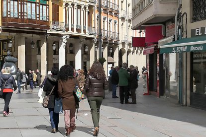 Personas paseando por el centro de Palencia, en una imagen de archivo.-ICAL