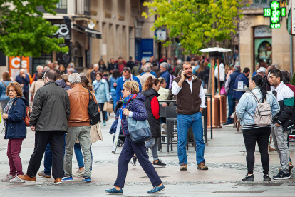Varias personas pasean por una concurrida calle del centro de Soria.- MARIO TEJEDOR