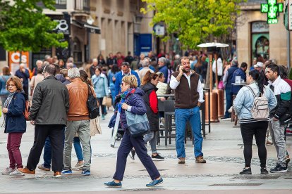 Varias personas pasean por una concurrida calle del centro de Soria.- MARIO TEJEDOR