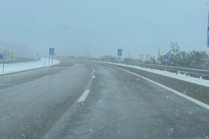 Nieve en carreteras leonesas, a la altura de El Manzanal. -E.M.