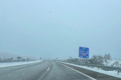 Nieve en carreteras leonesas, a la altura de El Manzanal. -E.M.