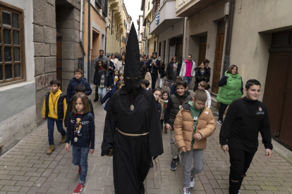 El Nazareno Lambrión Chupacandiles recorriendo las calles de Ponferrada. ICAL