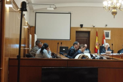 Los acusados y sus letrados, durante el juicio celebrado en la Audiencia de Valladolid