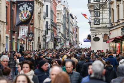 Centenares de turistas pasean por las calles de León durante la Semana Santa en una imagen de archivo.