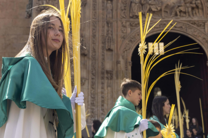 Miles de niños acuden a la procesión del Domingo de Ramos o de `La borriquilla¨