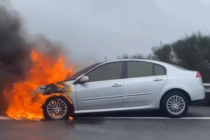Un coche se incendia en la A-66 en León