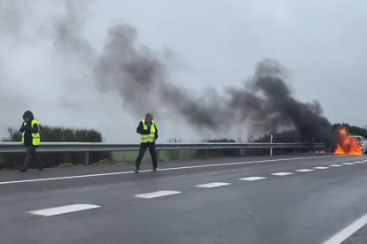Un coche se incendia en la A-66 en León