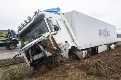 El camión, después de la brutal colisión con el vehículo de los fallecidos
