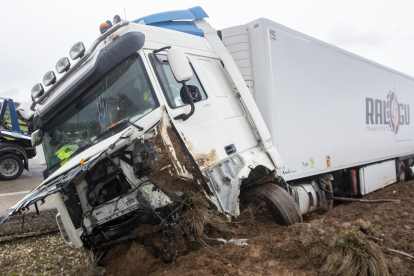 El camión, después de la brutal colisión con el vehículo de los fallecidos