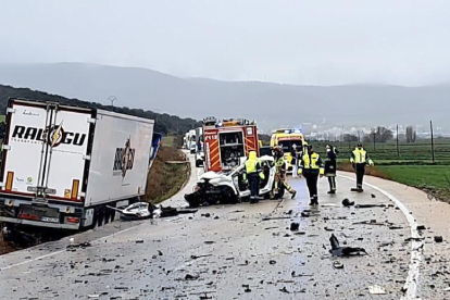 El coche y el camión instantes después del accidente en Soria