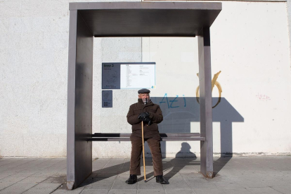 Una persona mayor busca una brigada para refugiarse del frío en Zamora