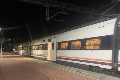 Imagen del tren que se quedó en Sahagún, compartida por redes sociales