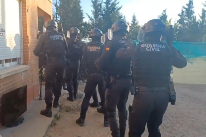 Agentes de la Policía en la detención de una acusada de tentativa de homicidio en Valladolid en 2023