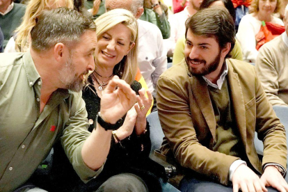 El presidente de Vox, Santiago Abascal, junto al vicepresidente de la Junta, Juan García Gallardo y la teniente de alcalde de Valladolid, Irene Carvajal, en un acto público en Valladolid. ICAL