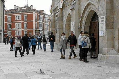 Turistas acceden a la Catedral de Burgos.