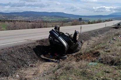 Vehículo volcado tras un accidente de tráfico en el término de Omeñaca (Soria)