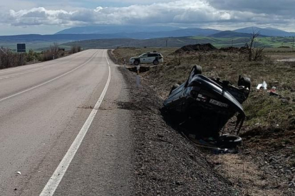 Vehículo volcado tras un accidente de tráfico en el término de Omeñaca (Soria)