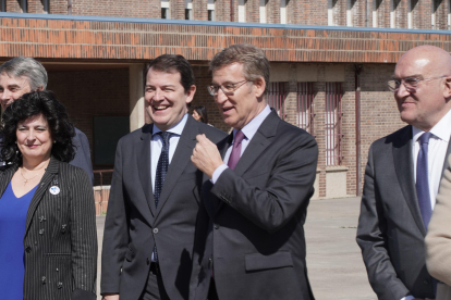 El presidente del PP, Alberto Núñez Feijóo, visita el Centro de Educación 'El Corro', acompañado por el presidente de la Junta, Alfonso Fernández Mañueco.