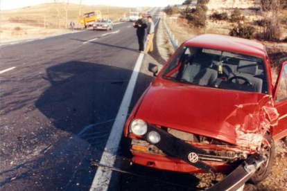 Agente de Atestados de la Agrupación de Tráfico con usuario de la vía que ha tenido accidente de circulación. 1985