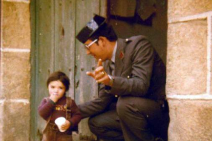 Guardia civil Fidel Hernández Berrocal de servicio de puertas, en Salamanca con uniforme de diario, con su hijo. 1979