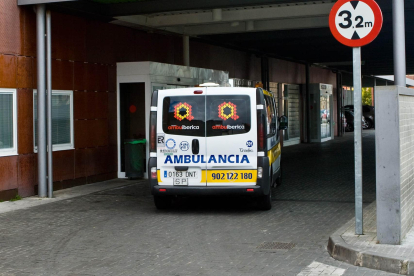 Ambulancia en la entrada de Urgencias del hospital Virgen de la Concha de Zamora.