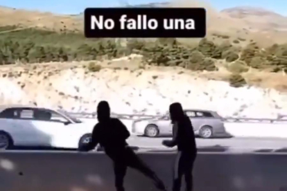 Captura del vídeo de los menores lanzando objetos contra el tráfico