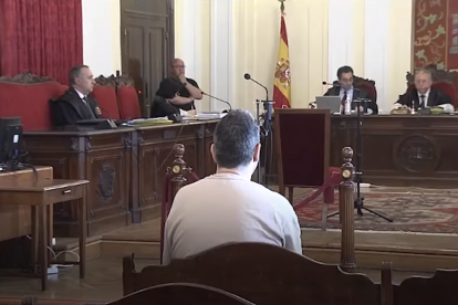El acusado de estafar casi 300.000 euros a una mujer en león durante el juicio celebrado en la Audiencia Provincial de León
