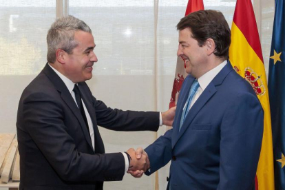 Fernández Mañueco, se reúne con el director de Estrategia de Renault Group, Josep María Recasens