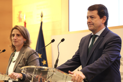 La vicepresidenta tercera del Gobierno, Teresa Ribera, y el presidente de la Junta de Castilla y León, Alfonso Fernández Mañueco.