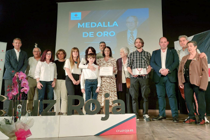 Cruz Roja en León entrega, a título póstumo, la medalla de oro a Justo Ferreras, presidente de la asamblea comarcal de La Robla