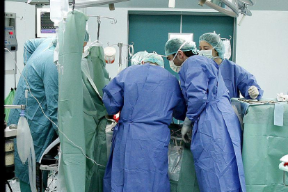 Preparativos para un transplante de corazón en el Hospital Clínico de Valladolid en una foto de archivo. ICAL