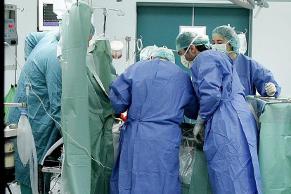 Preparativos para un transplante de corazón en el Hospital Clínico de Valladolid en una foto de archivo. ICAL
