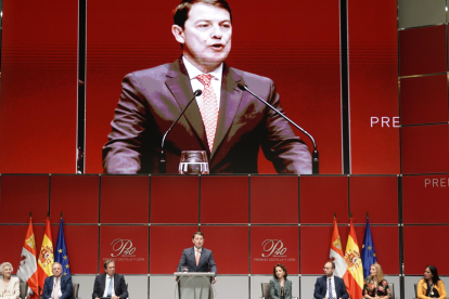 El presidente de la Junta, Alfonso Fernández Mañueco, durante su intervención en el acto de entrega de los Premios Castilla y León 2023