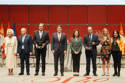 El presidente de la Junta de Castilla y León, Alfonso Fernández Mañueco junto a los galardonados