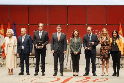 El presidente de la Junta de Castilla y León, Alfonso Fernández Mañueco junto a los galardonados