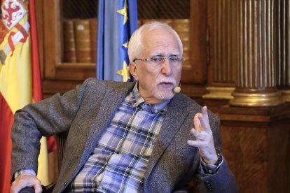 El escritor y Premio Cervantes 2023, Luis Mateo Díez, durante un encuentro con los medios de comunicación en la Biblioteca Nacional de España´