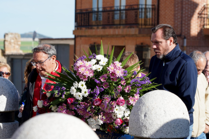 El ministro de Transportes y Movilidad Sostenible, Óscar Puente, participa en la ofrenda floral en Villalar.