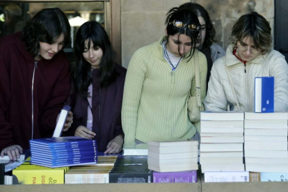 Un total de 24 librerías y una editorial salmantinas celebran el Día del Libro en la Plaza Mayor de Salamanca.