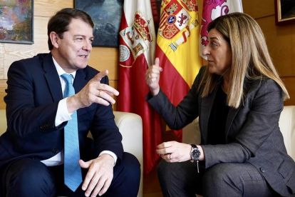 El presidente de la Junta de Castilla y León, Alfonso Fernández Mañueco, y la presidenta de Cantabria, María José Sáenz de Buruaga.