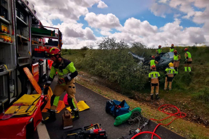 Los bomberos, en el accidente mortal de la N-VI en Cebrones del Río en León