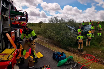Los bomberos, en el accidente mortal de la N-VI en Cebrones del Río en León