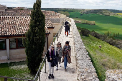 Turistas paseando en la muralla de Urueña