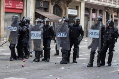 Imagen de archivo de agentes antidisturbios de la Policía Nacional en Cataluña