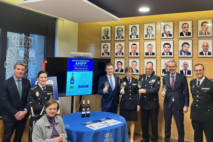 Presentación de la botella conmemorativa del 200 aniversario de la Policía Nacional