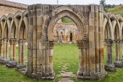 Panorámica del impresionante claustro del monasterio de San Juan de Duero en la ciudad de Soria.