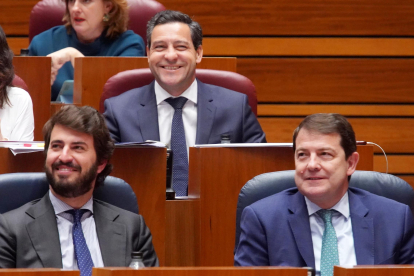 Juan García Gallardo, Raúl de la Hoz y Alfonso Fernández Mañueco, en el pleno de presupuestos de las Cortes